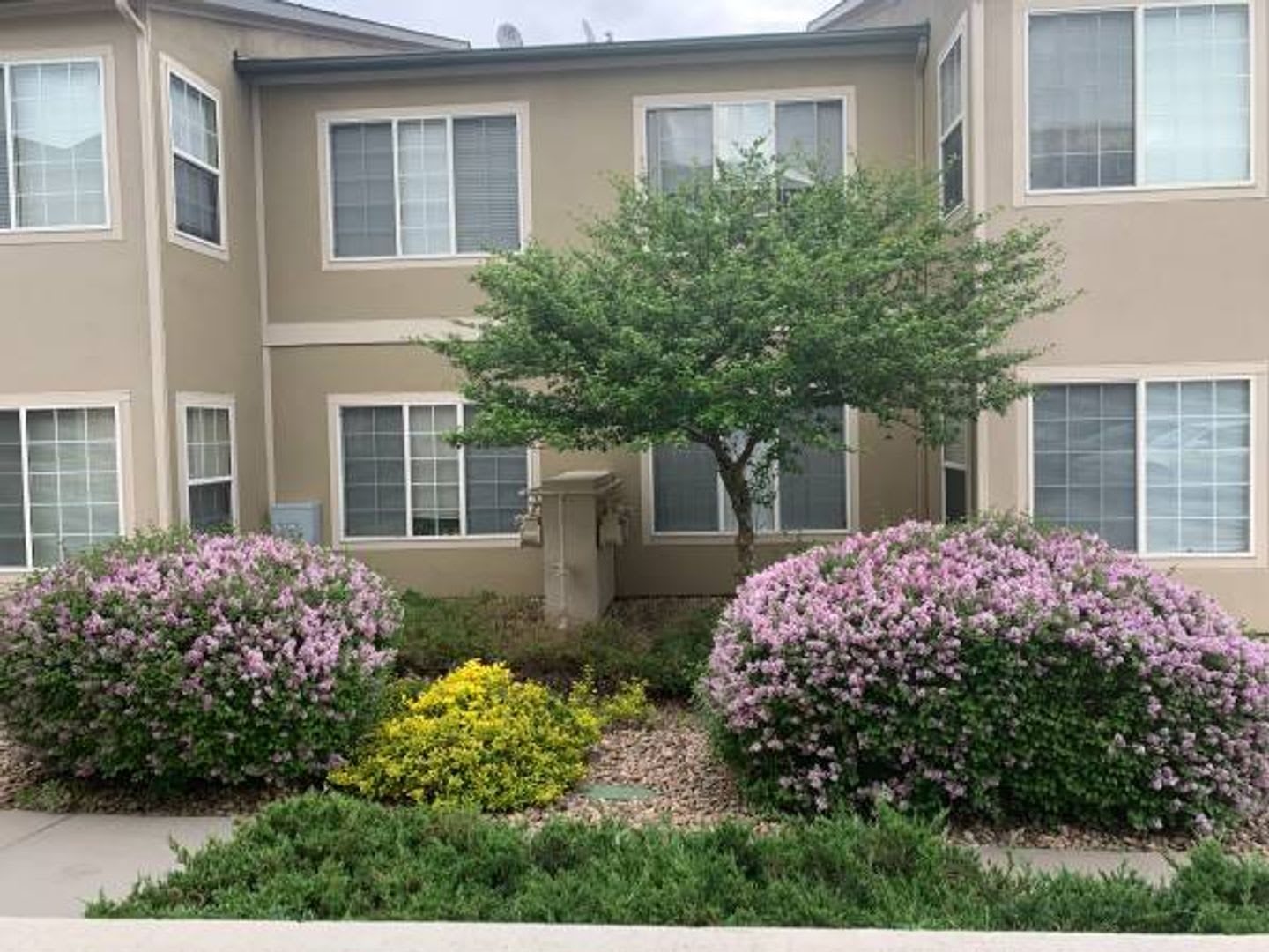 AWESOME 2-BEDROOM CONDO INCL. GARAGE, SWIMMING POOL, WASHER & DRYER! – photo 1