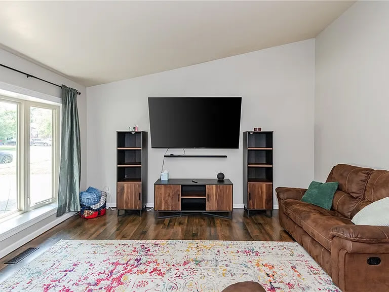1221 Warwick Drive – photo 3