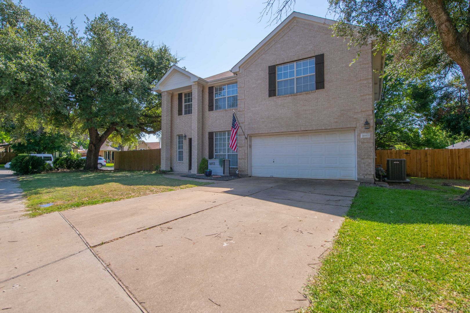 Spacious and Updated Home in Prime Location – photo 2