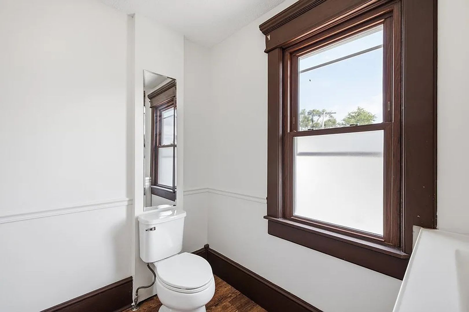 Spacious Updated 3-Bedroom Pet-Friendly Home with Central Air, Original Woodwork & 1,800 Sq. Ft. – photo 5