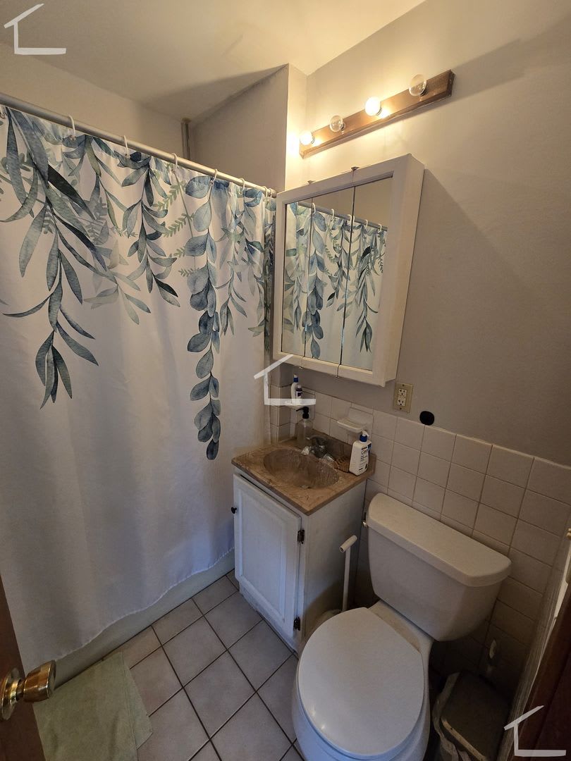 Nicely located 1 bed in Watertown available now! – photo 3