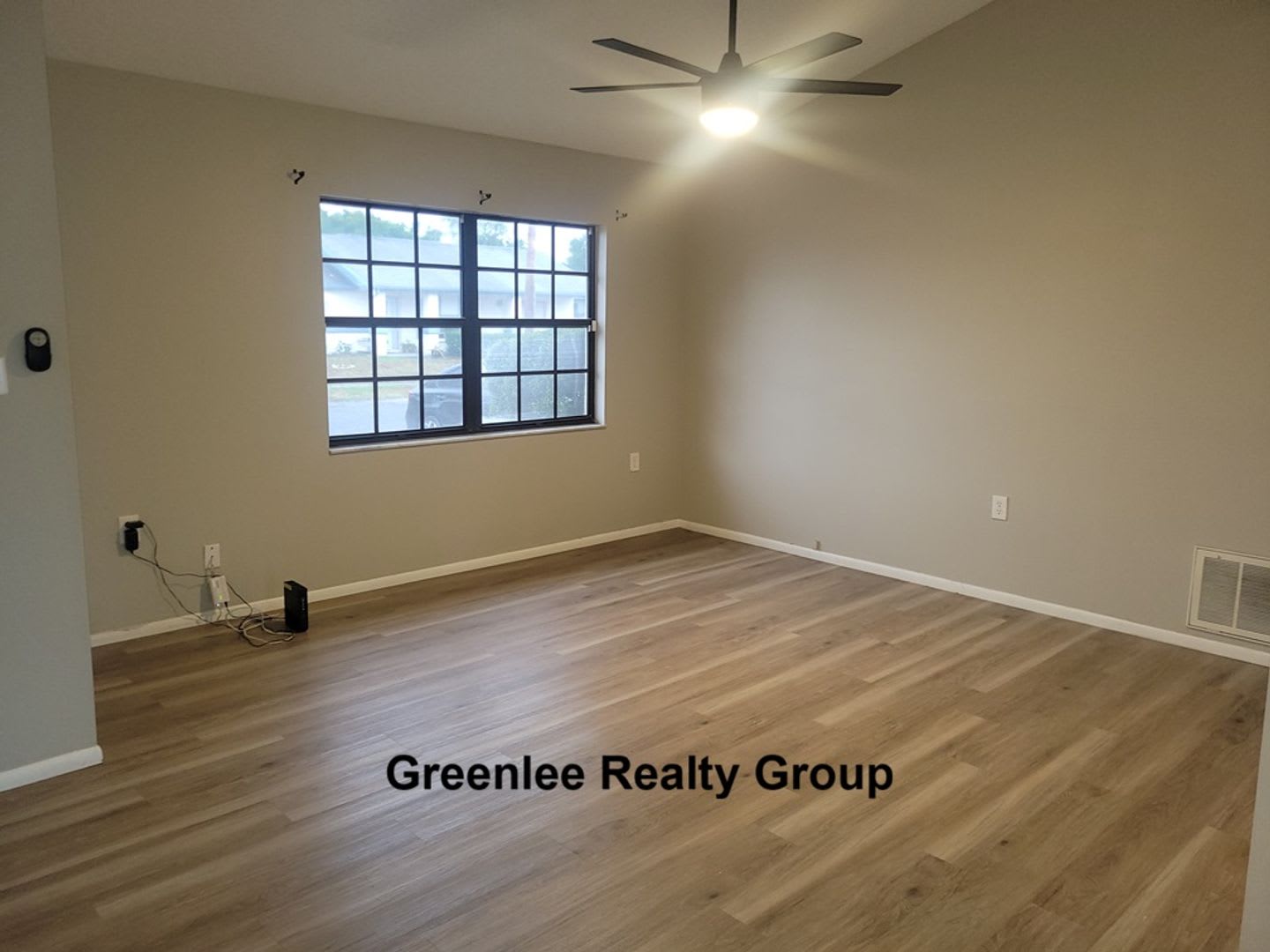 Don't miss this 2 Bed/ 1 Bath home in Holiday Lake Estates! – photo 3