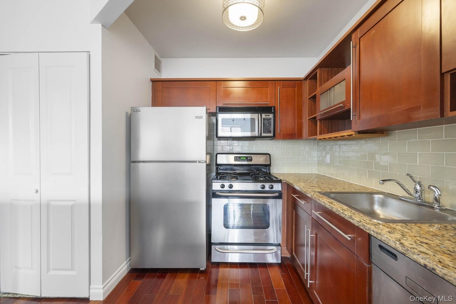 30 85 Vernon Boulevard – photo 4