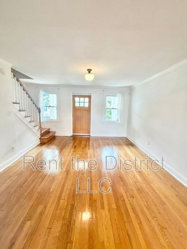 1910 D Street NE – photo 2