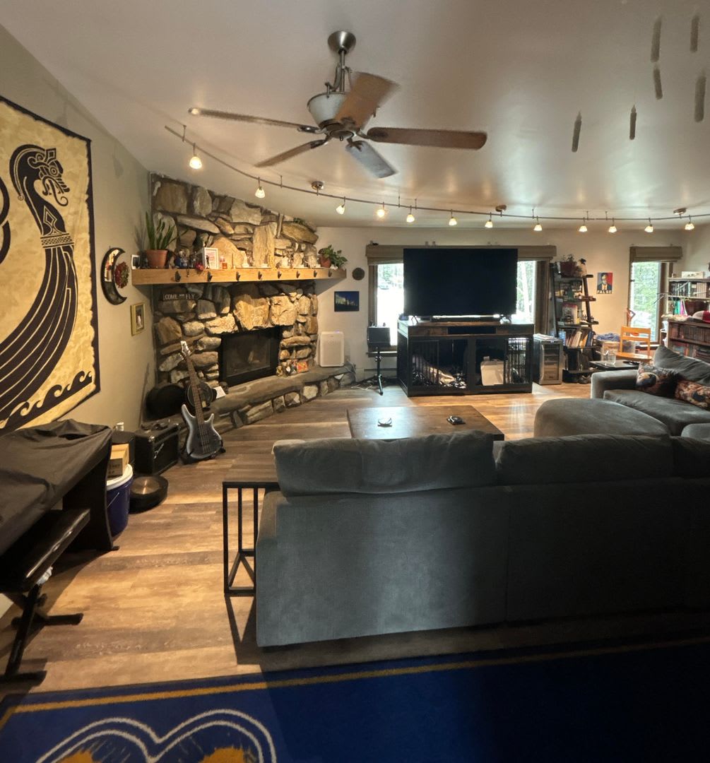4 bedroom / 2 car garage / small dog on approval – photo 2