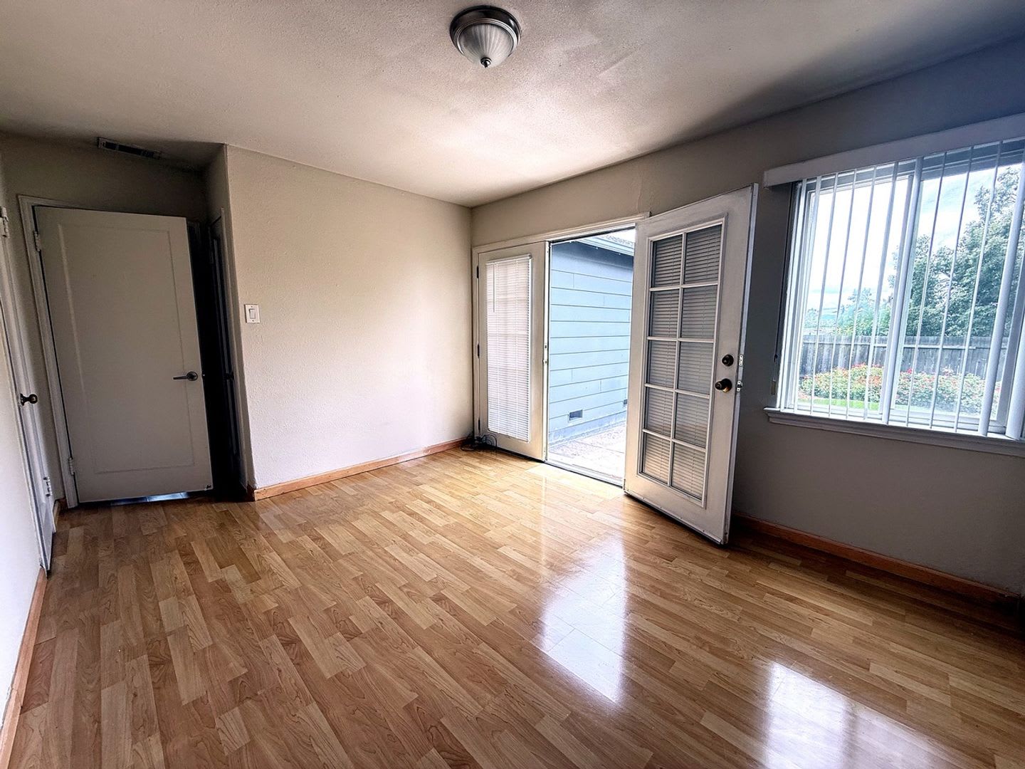 Lovely 2 bed/1 bath duplex – photo 2