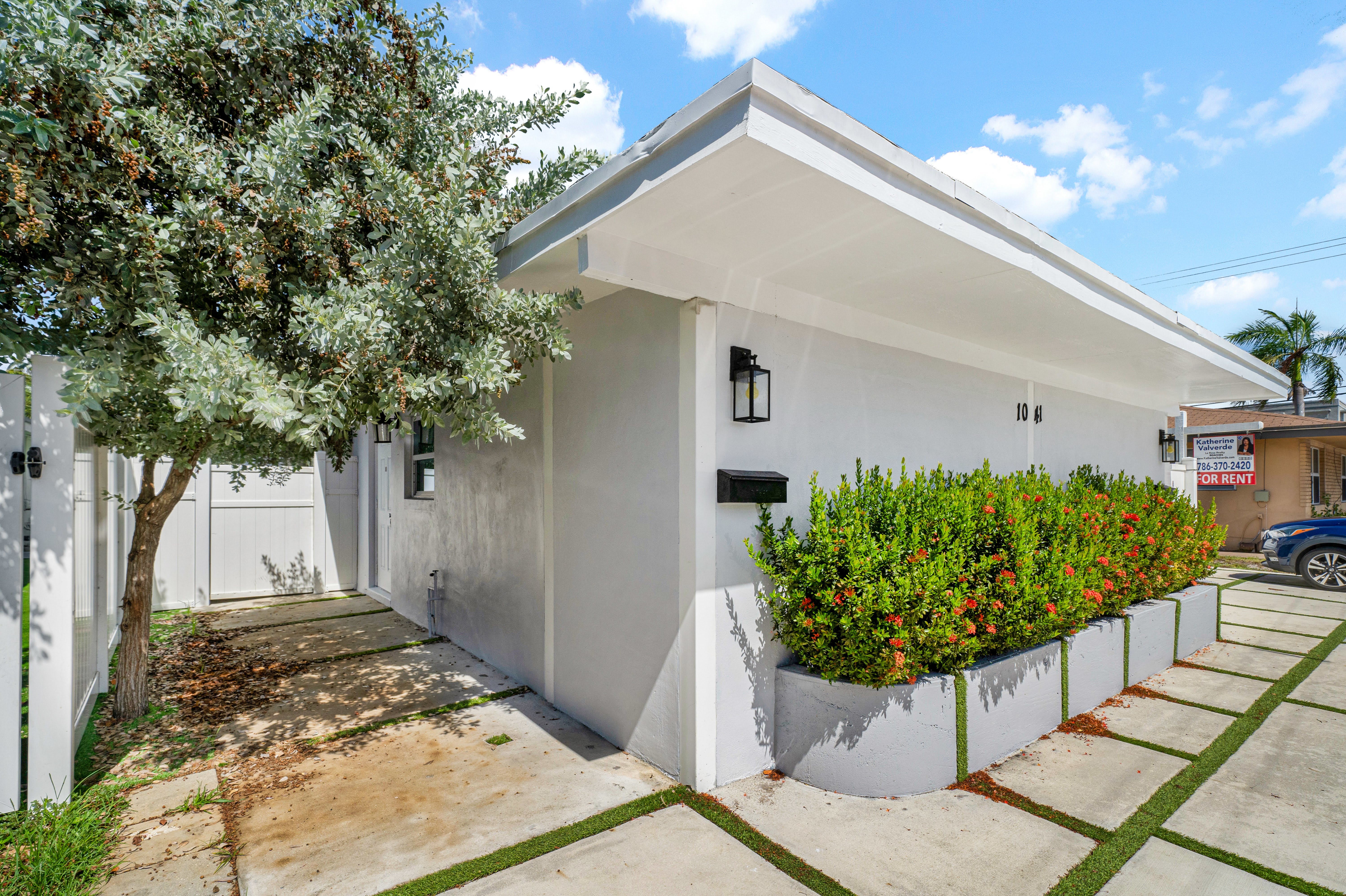 1041 Northeast 9th Avenue – photo 3