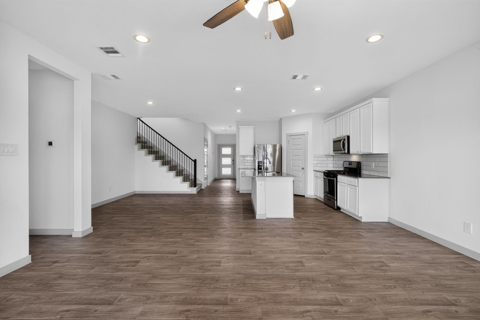 Like-New 4-Bedroom Corner Lot Home with Game Room, Appliances Included & Private Backyard – photo 3
