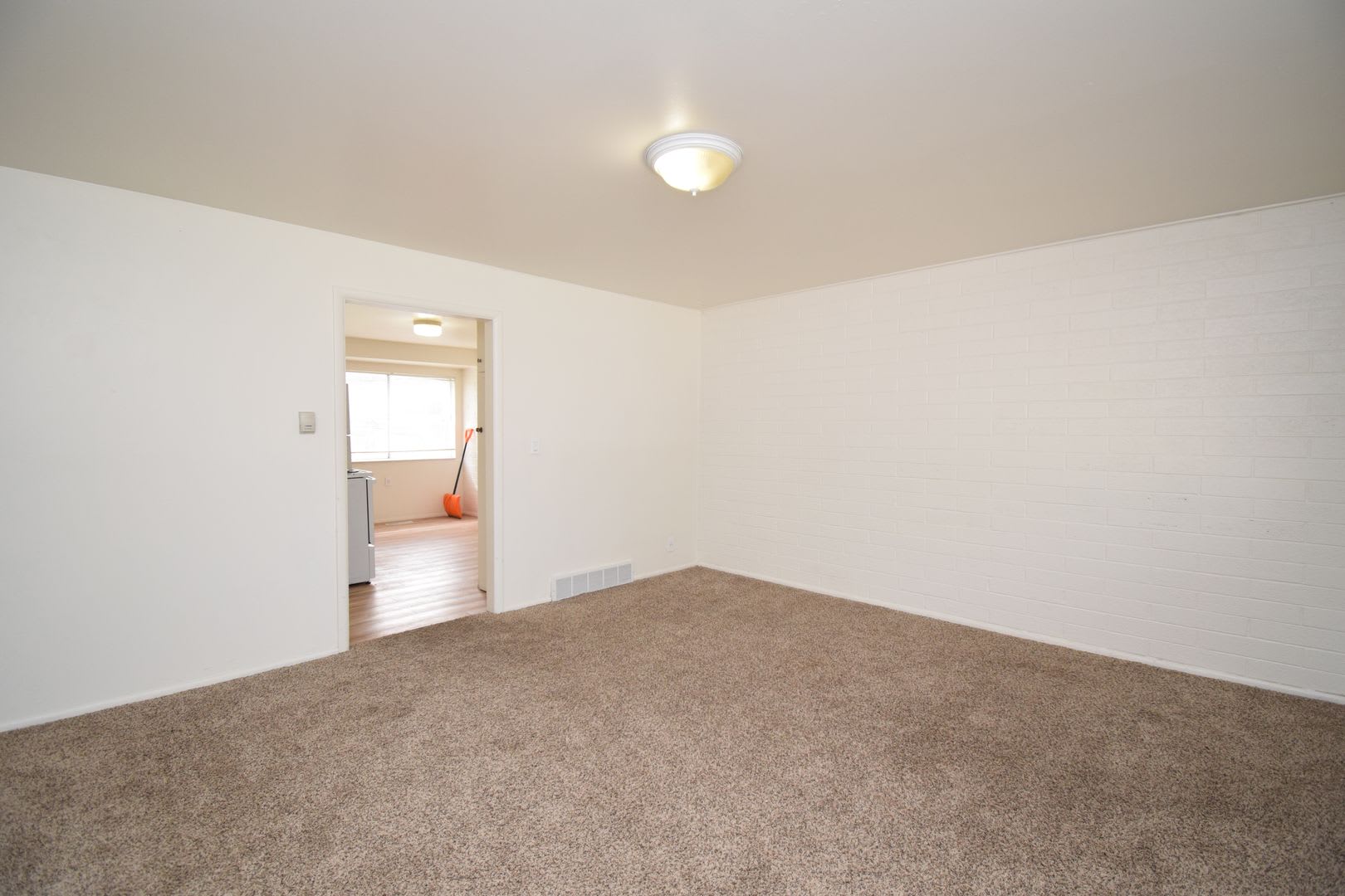 Charming 2 Bed Unit in Peaceful, Quiet Millcreek!! – photo 2
