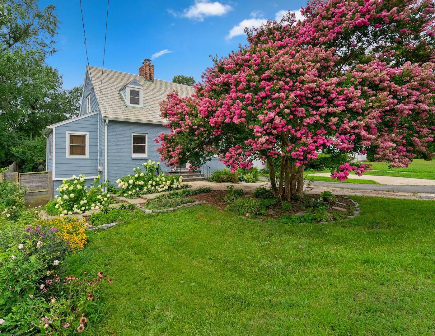 Renovated Cape Cod with Den, Garage, Driveway & Spacious Backyard – photo 5