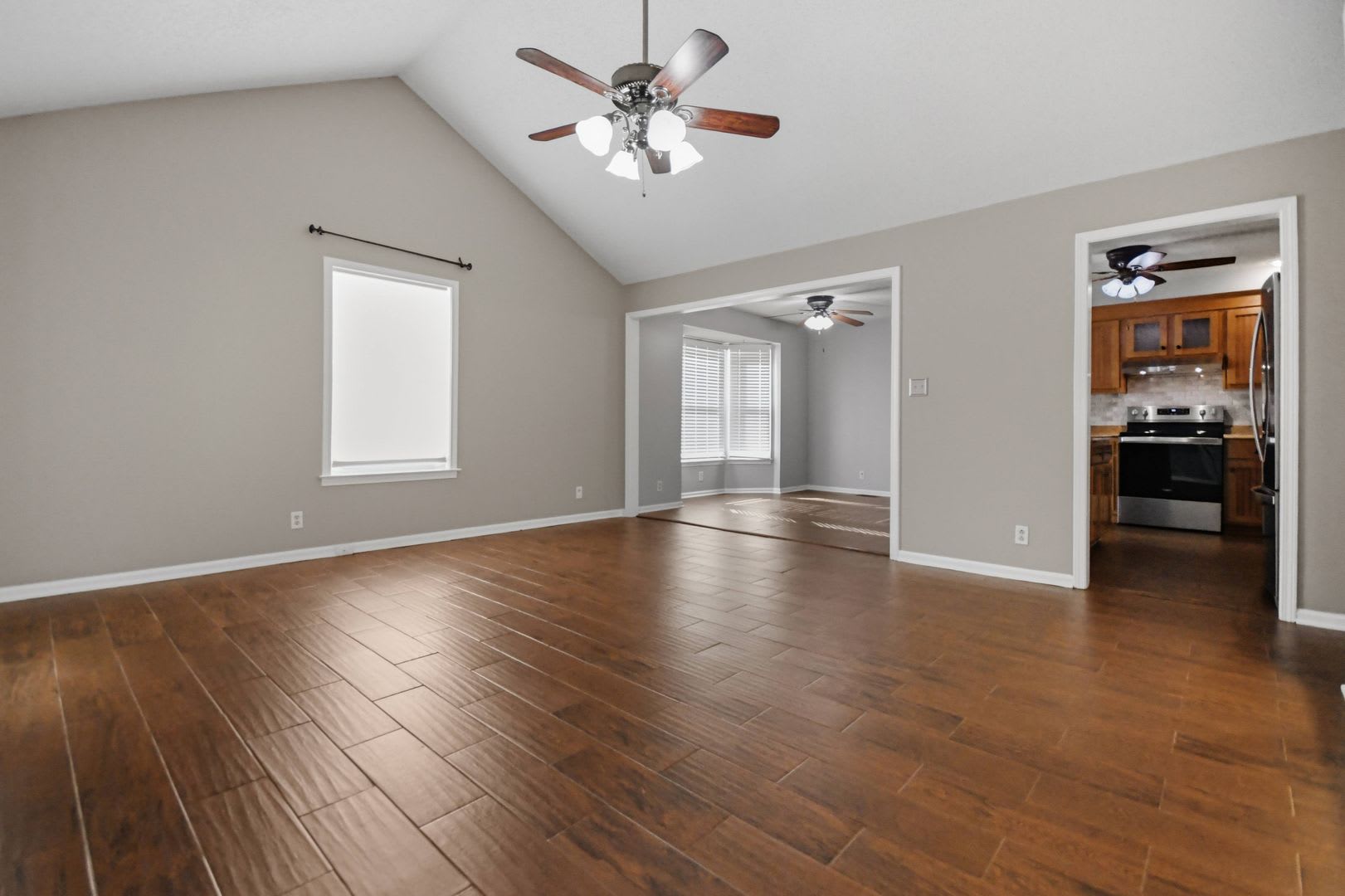 Pet Friendly Three Bedroom With Basement – photo 2