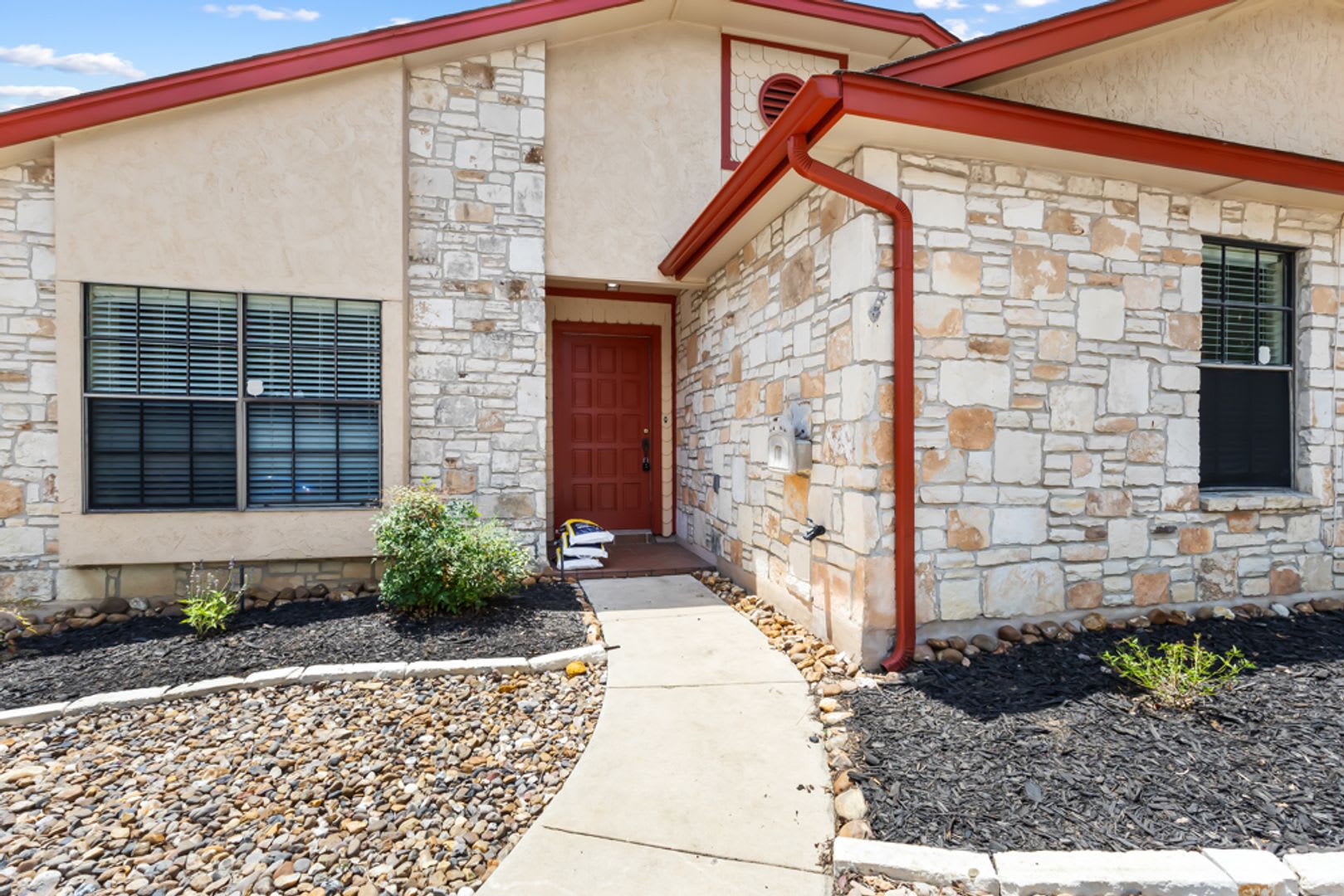 Charming 3-Bedroom Home with Stone Fireplace & Mature Trees – photo 2