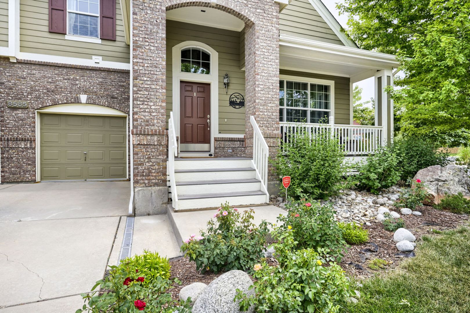 Stunning 4 bed, 4 bath on Corner Lot! Available Mid-August! – photo 4