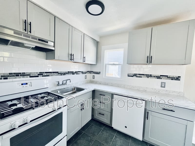 235 7th Ave N – photo 3