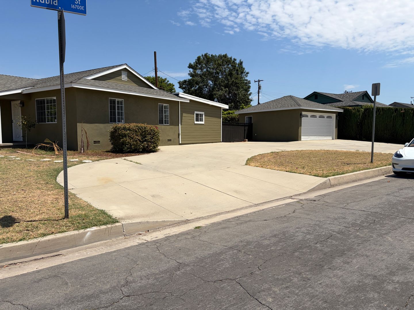 Beautiful 4 Bedroom Covina Home With Expansive Bonus Room Circular Driveway Private Backyard – photo 1