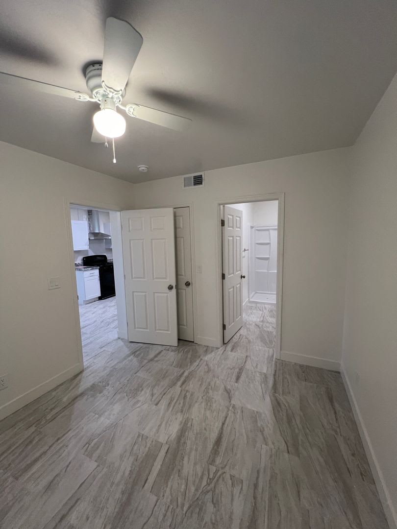 Recently Remodeled 1 Bed. Apt. Near Shopping & Public Transportation – photo 4