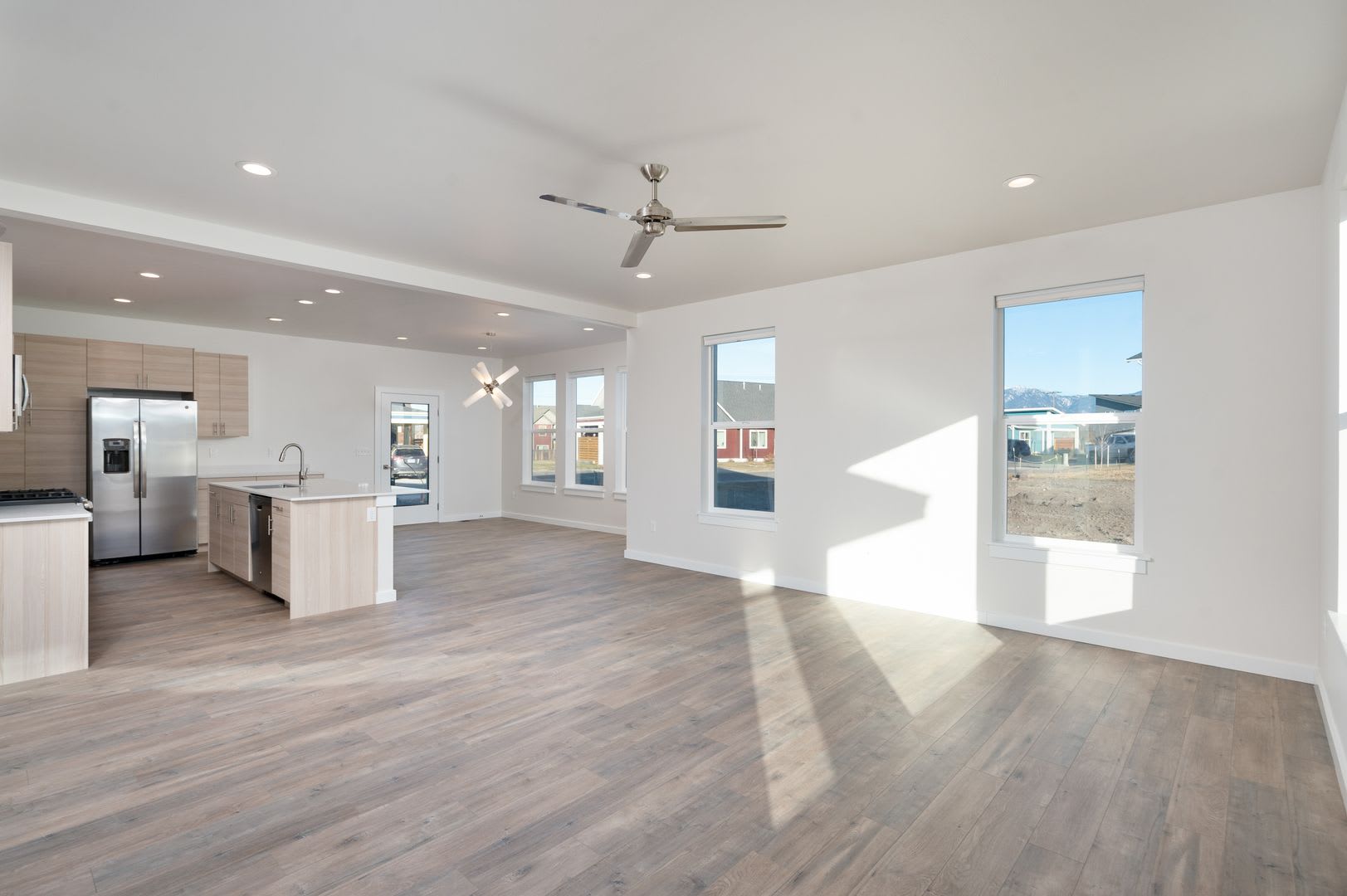 Gorgeous Townhome for Rent in the Lakes Neighborhood! Walking Distance to Parks and Lakes! – photo 3