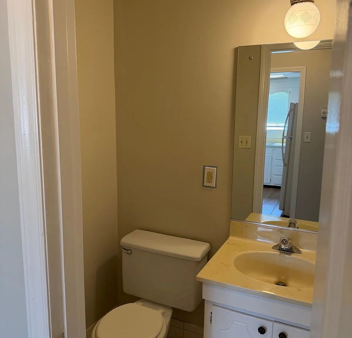 Room In 3 Bedroom Home In Burlington – photo 3