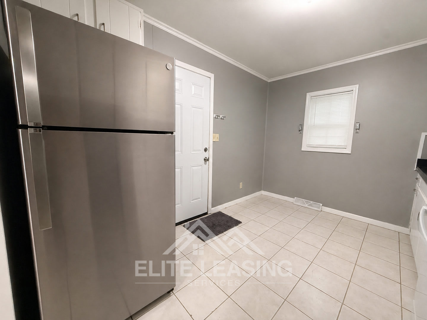 Bright & Charming 2-Bedroom Home with Large Yard – photo 3