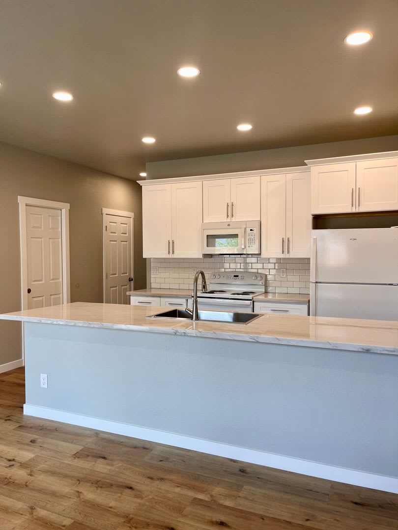 Medford, OR 2 Bedrooms with Both En-Suite Bathrooms, New Construction, $2295.00 a Month – photo 3