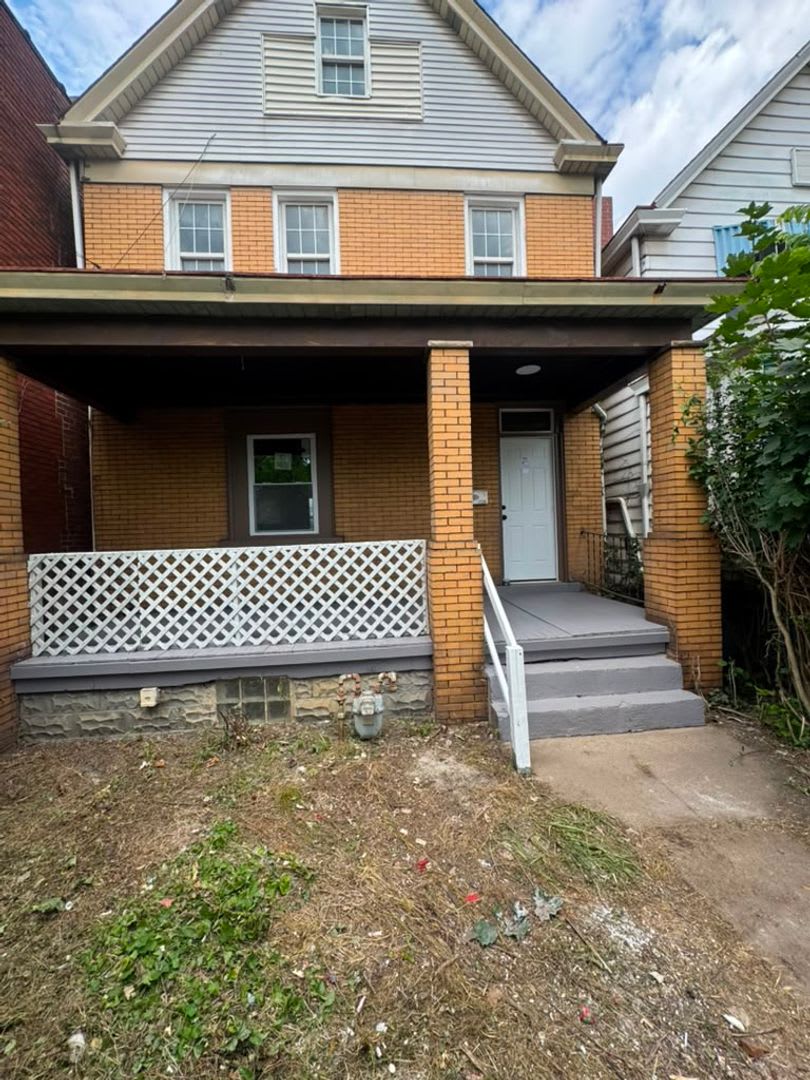 Comfortable 4BR House in McKees Rocks, Section 8 Considered!! – photo 1