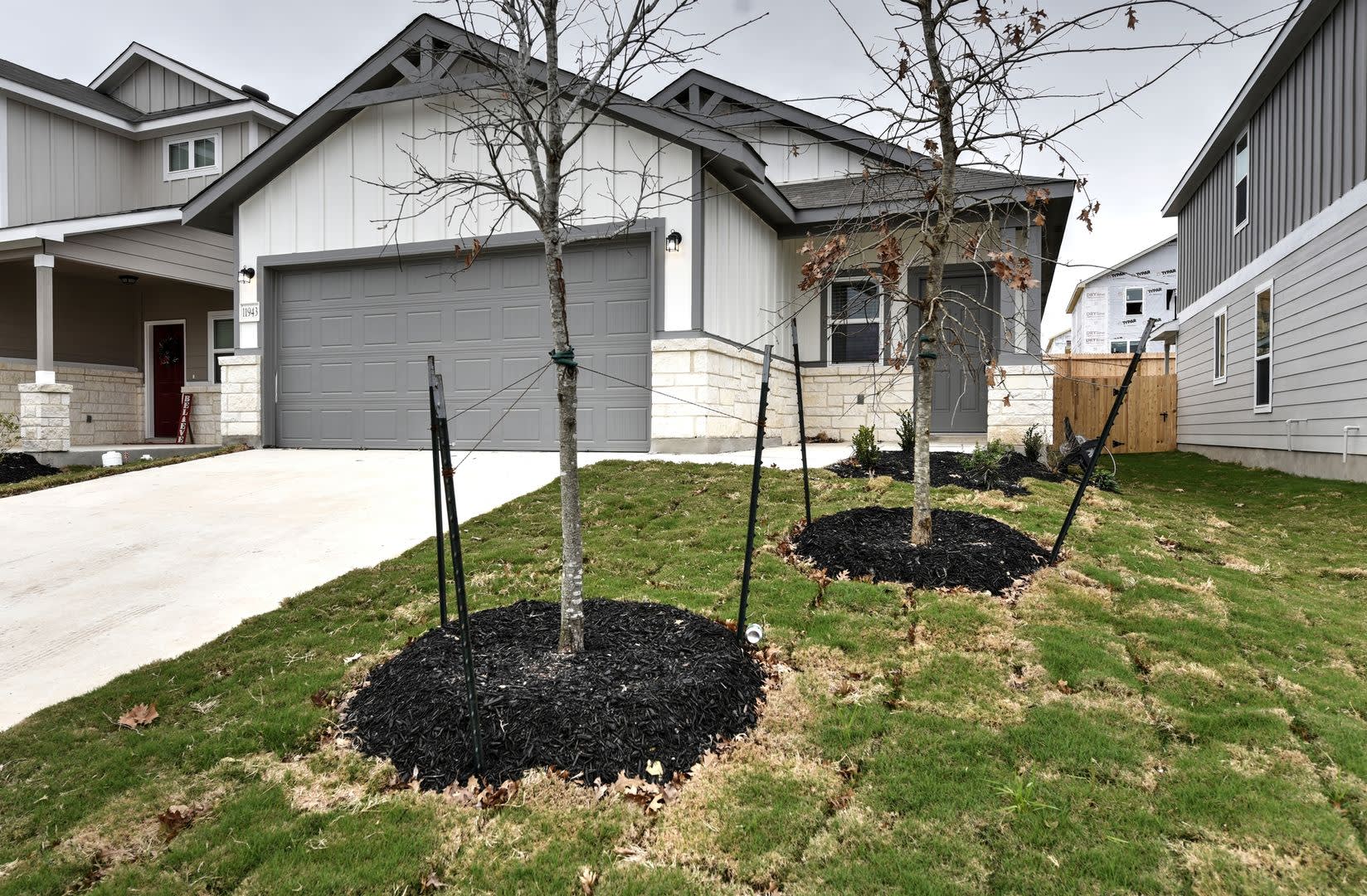 Gorgeous One Story Home 3 Bedrooms 2 Bathrooms Covered Patio 2 Car Garage Davis Ranch – photo 2