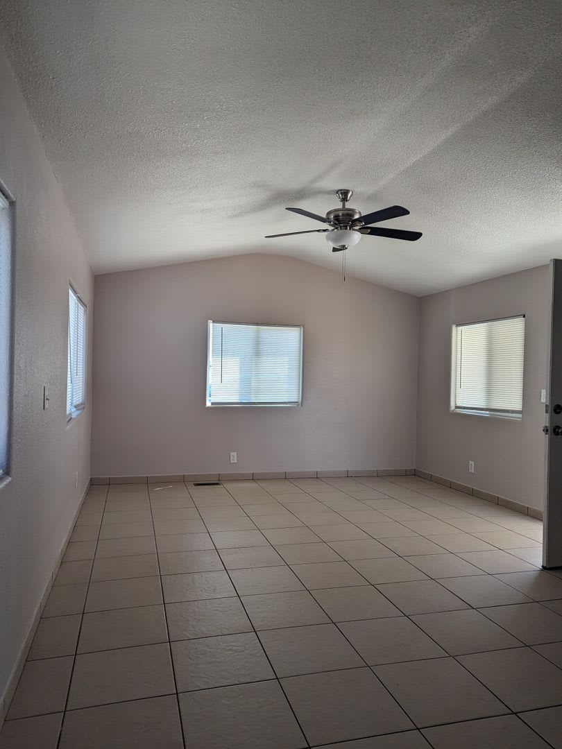 2 Bedroom, 1 Bath Mobile Home in Bullhead City – photo 2