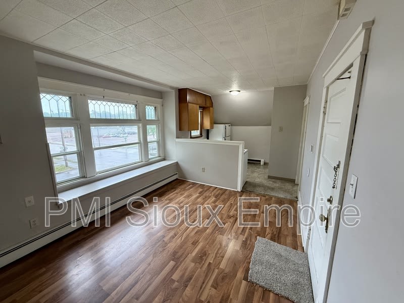 927 S Spring – photo 1