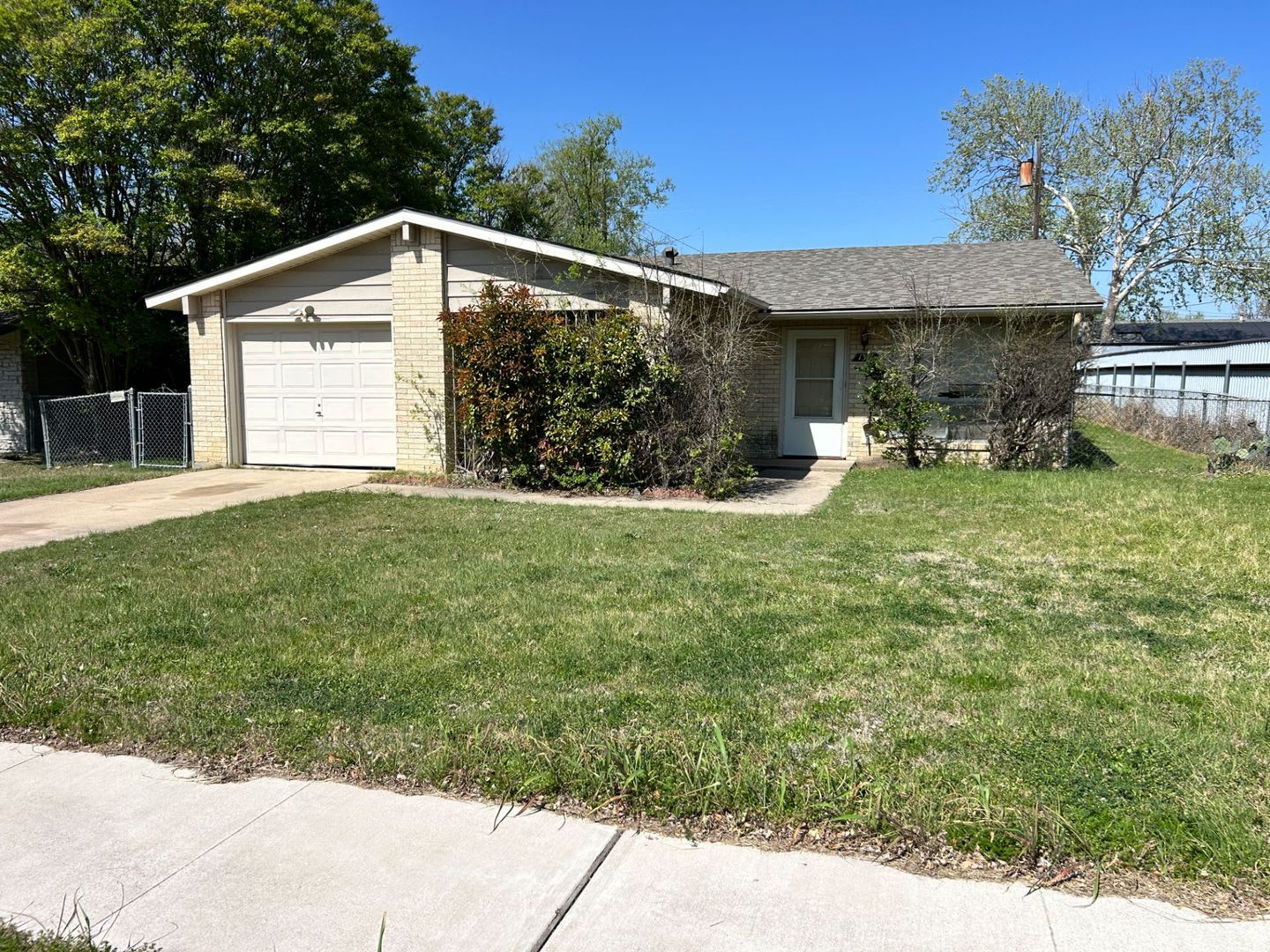 3 bedroom 1 bath – photo 1