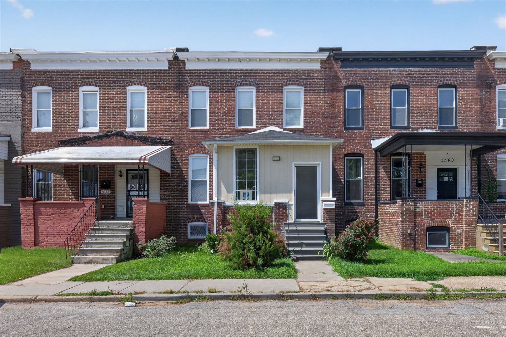 Spacious 3-Bedroom Townhome in a Prime Pimlico Location – photo 1