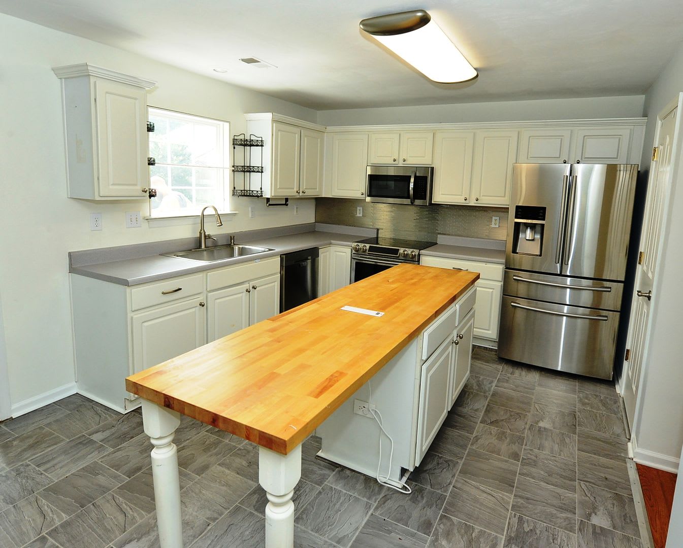 Renovated home with Sunroom! – photo 2