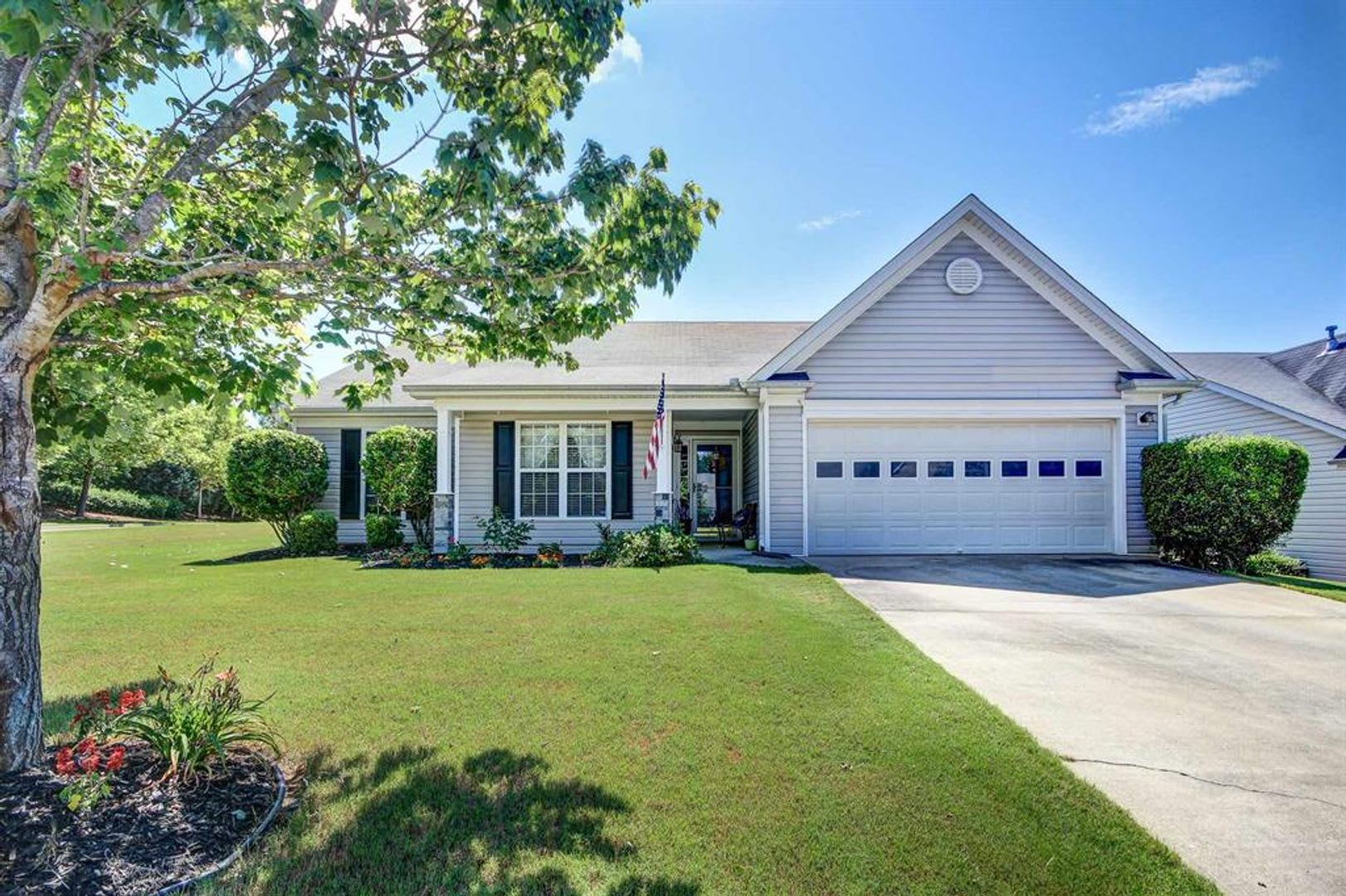 Charming 3 bed, 2 full bath home in Newnan! Must see! – photo 1
