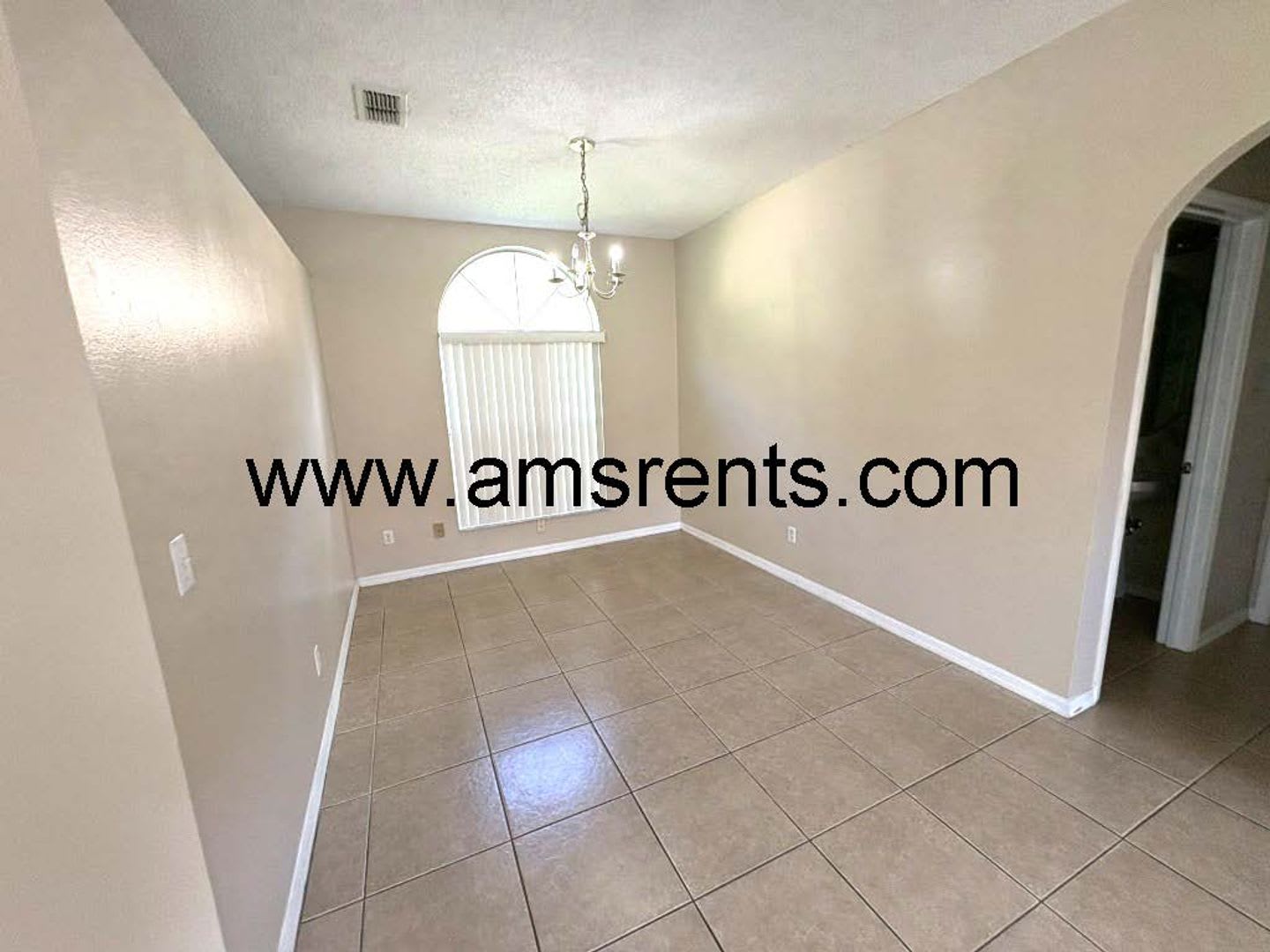 Spacious 3-bedroom 2.5 bath in Lakeside – photo 3