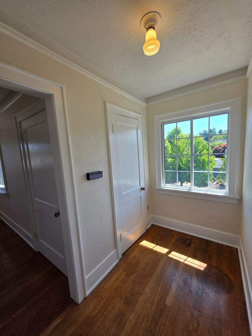 Large 1 Bedroom Historic Condo Top Floor Unit With A Charming Interior Available Now – photo 4