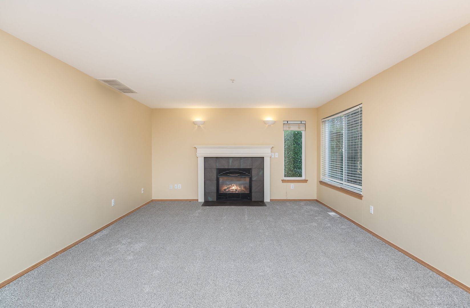 4 Bd/2.5 Ba Renton Home – photo 4