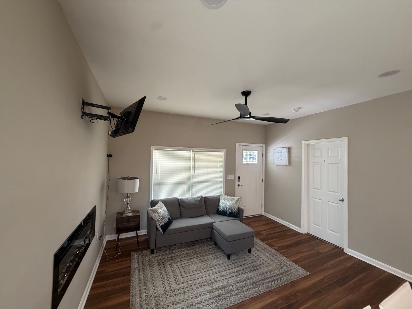 Room In 5 Bedroom Home At Bolton Rd Nw – photo 3