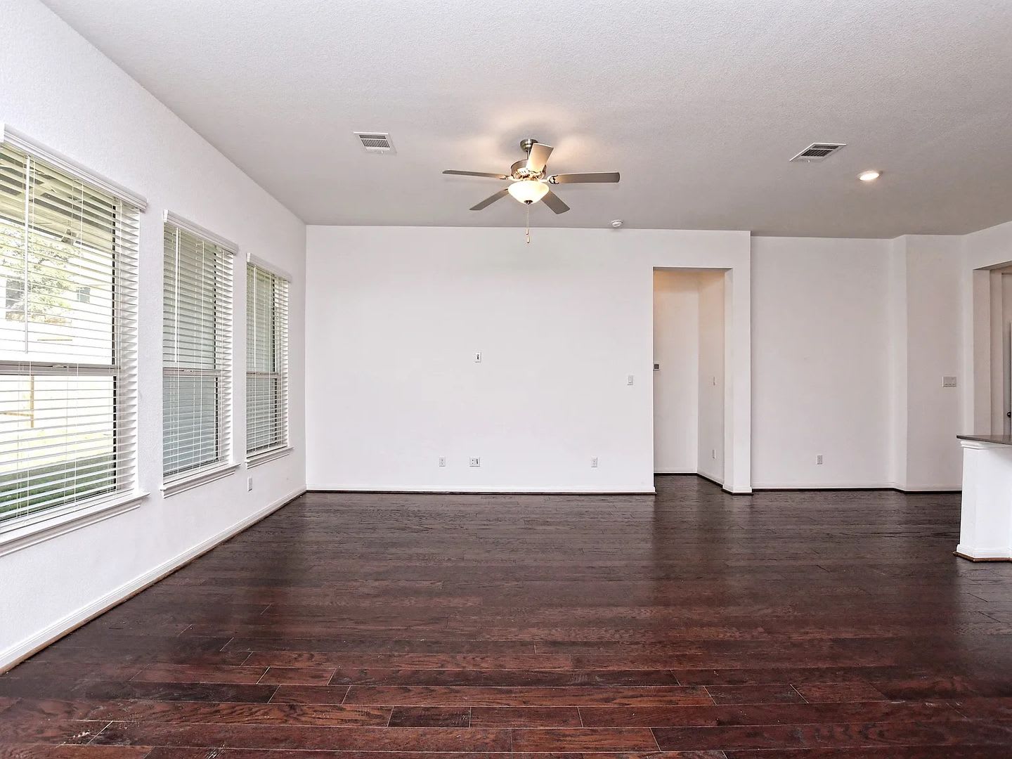 Room in 4 Bedroom Home Georgetown – photo 3