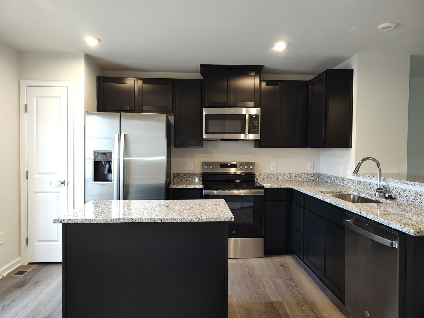 New Build Townhome located in Robin Creek Community! – photo 3