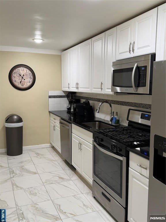 785 Charlotte – photo 3