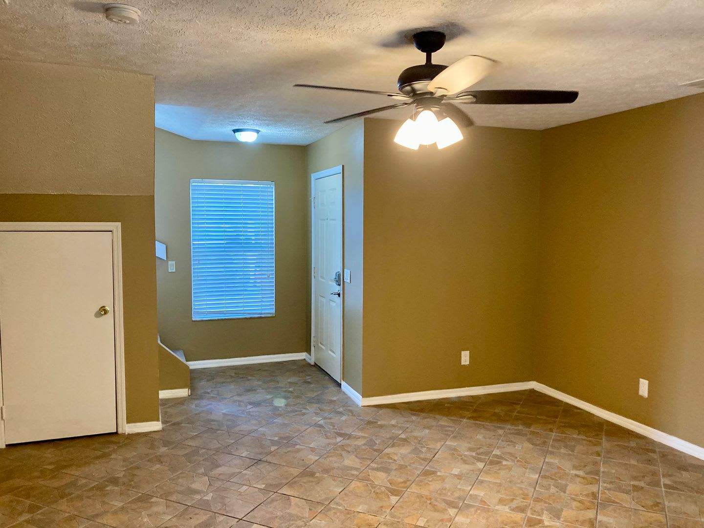 Two story condo with community pool! – photo 4
