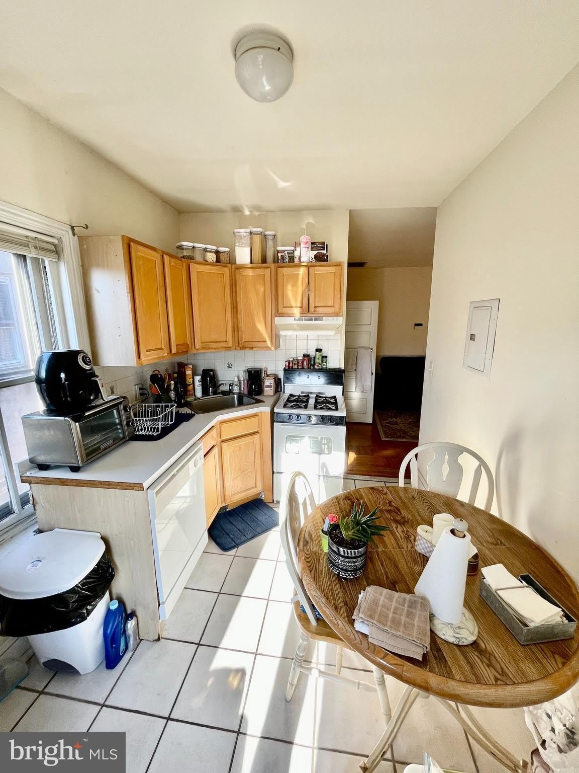 4253 RIDGE Avenue – photo 5