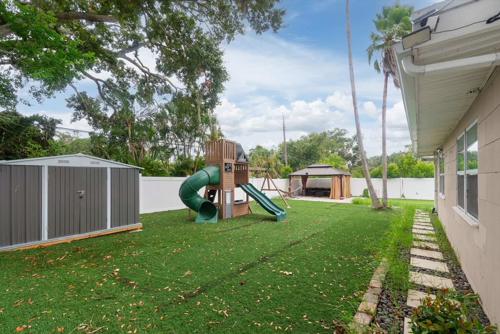 Updated 4-Bedroom in Clearwater. Minutes from Clearwater Beach! – photo 2