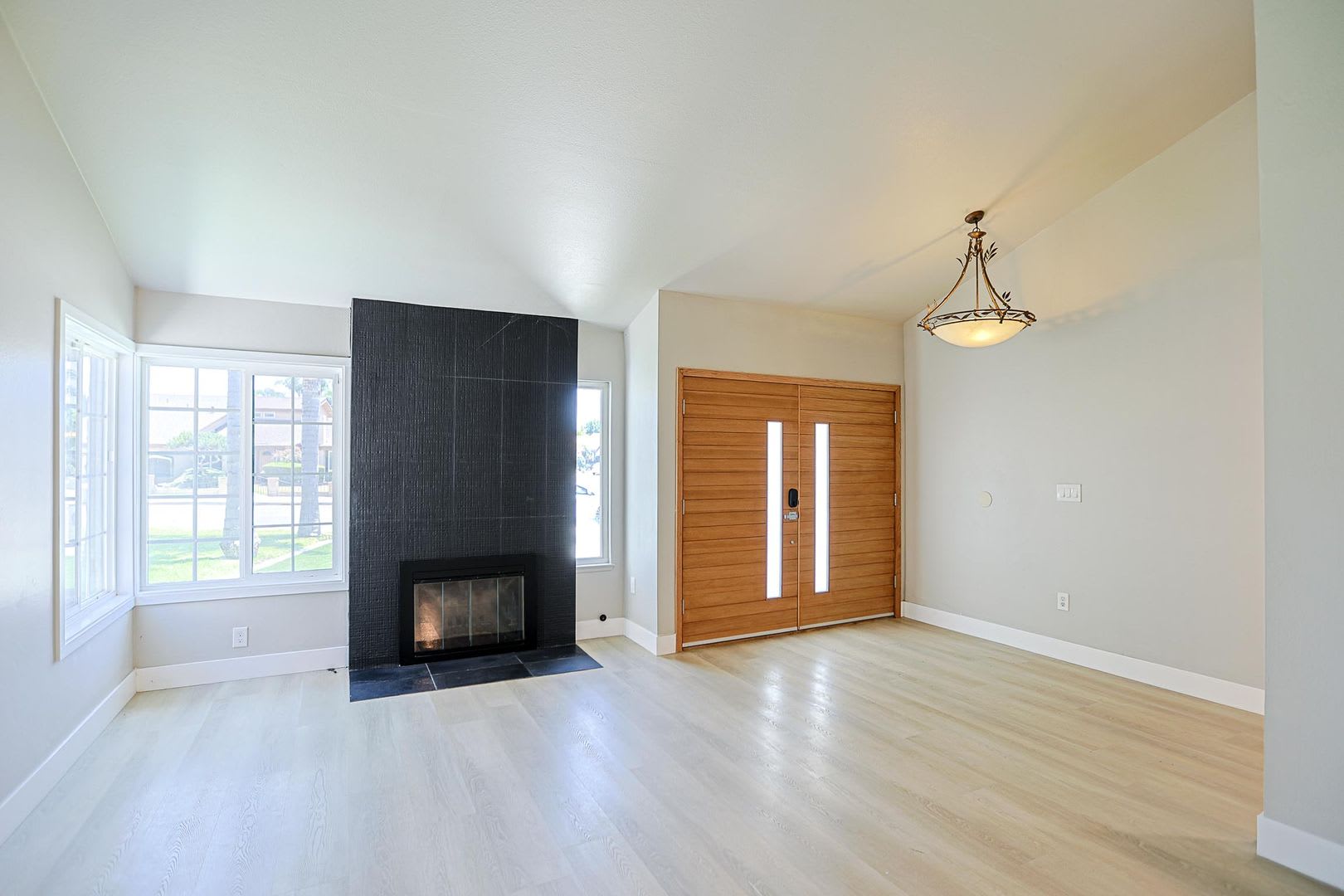 Luxury Fully Remodeled 4 Bed + 1 den / 4 Bath Home Near Mile Square Park – Approx. 2,500 Sq. Ft. – photo 3
