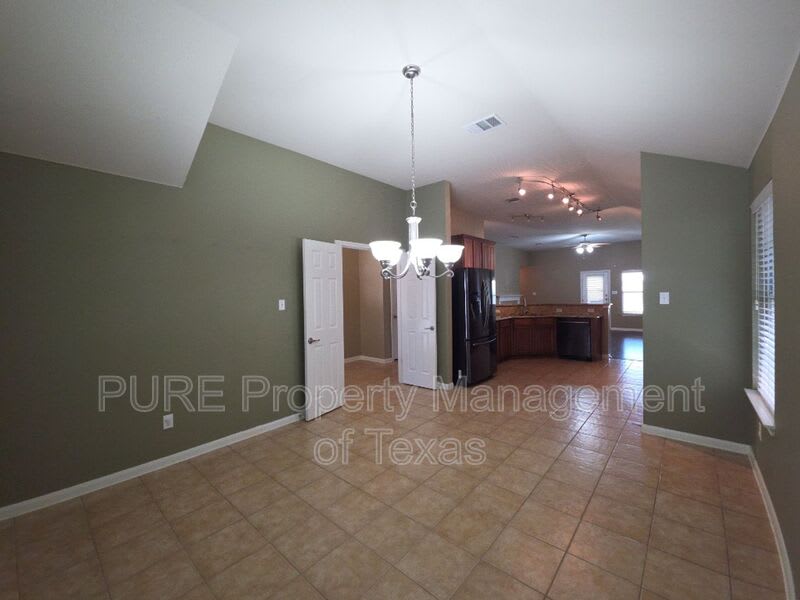18401 Hees Ln – photo 3