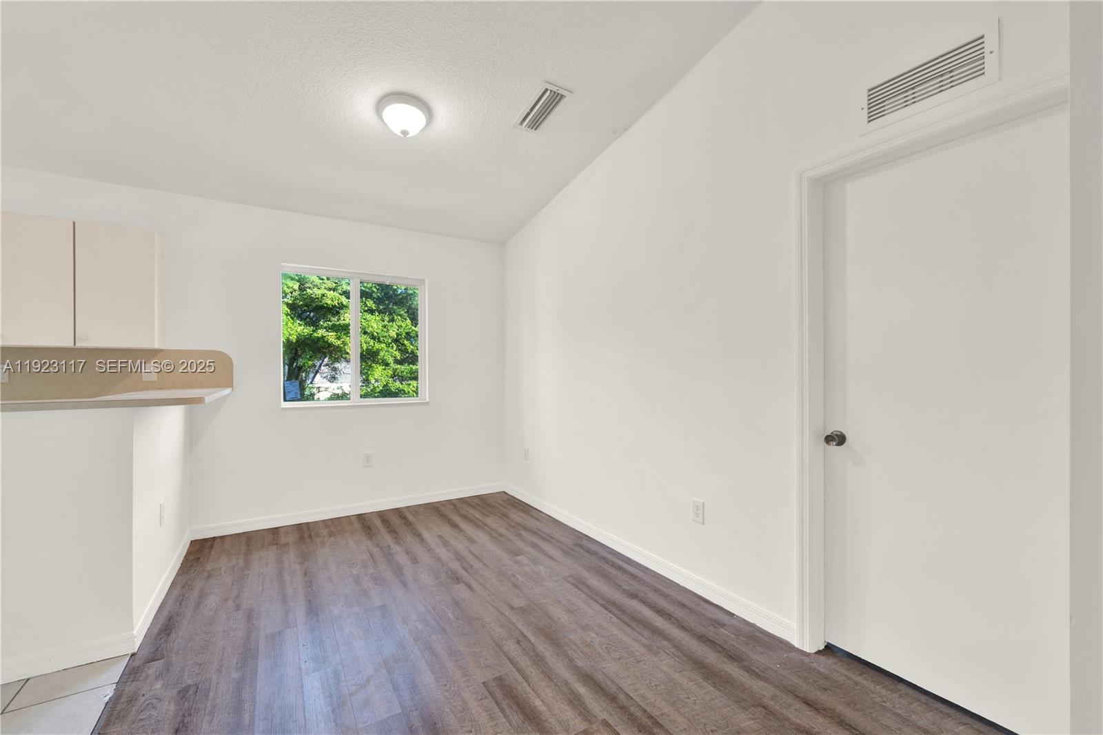 3385 Northeast 10th Street – photo 4