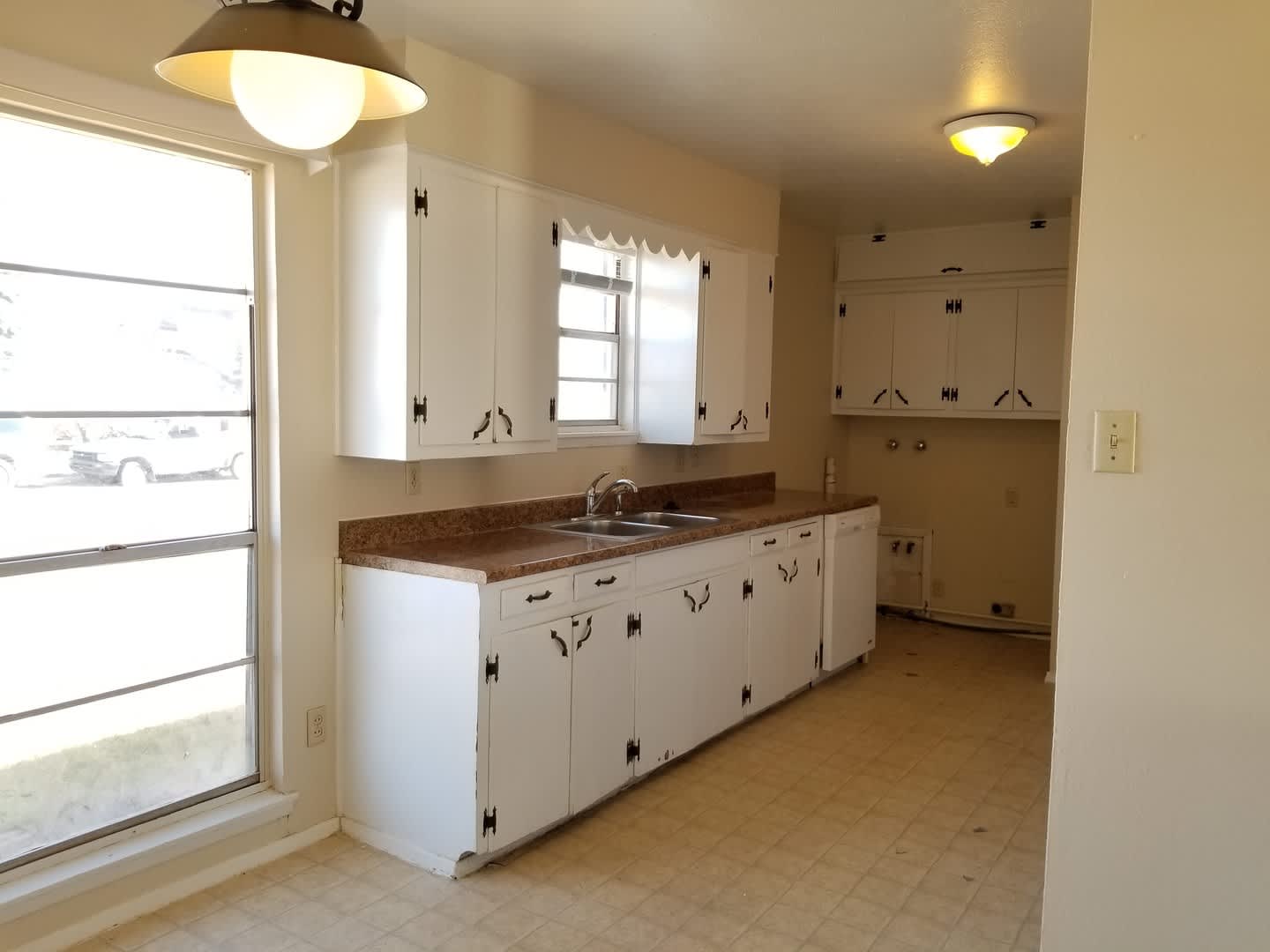 NICE 3 BEDROOM HOME WITH 2 LIVING AREAS – photo 5