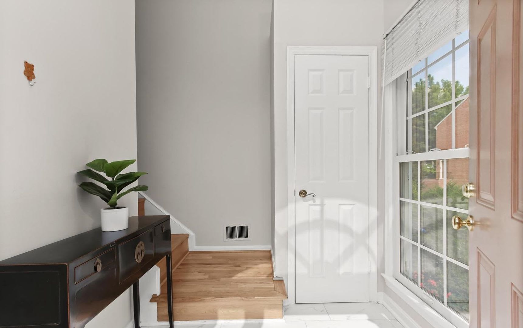 Gorgeous 3Br 2 Full Bath 2 Half Bath End Unit Townhome Located In The Woodmont Place Community Of Rockville – photo 2