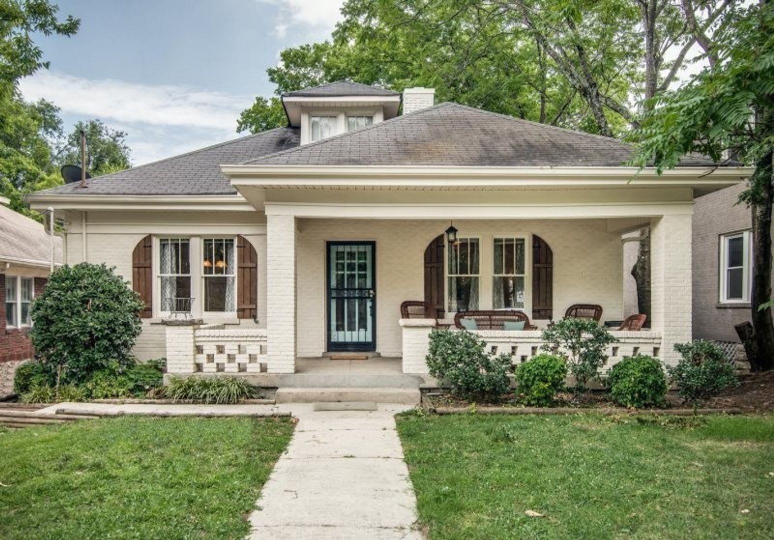 Welcome home to this stunning FULLY FURNISHED and AMPLE FREE PARKING for at least six cars! – photo 1