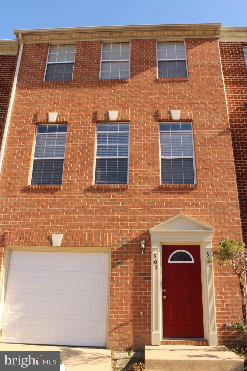 303 DUNDEE Place – photo 1