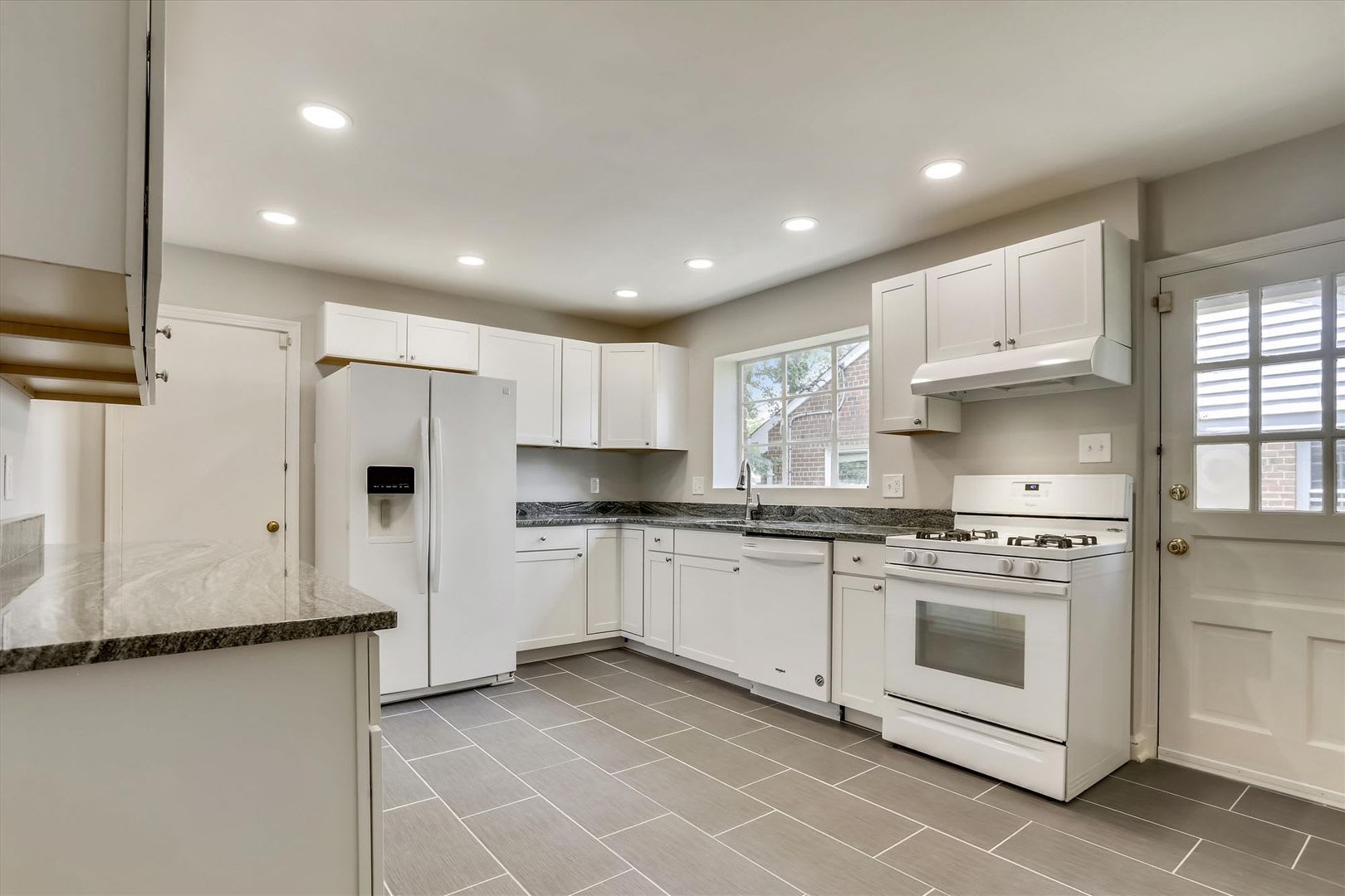 One Level Living -- 5bed / 3bath – photo 2